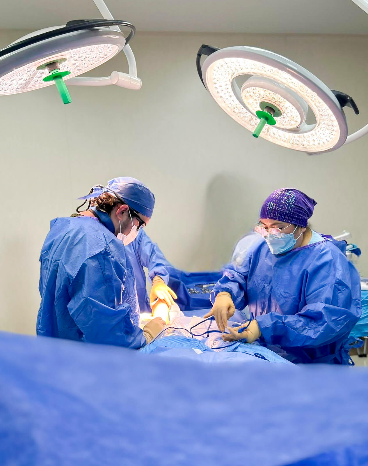 Dr. Víctor Ibarra en quirófano