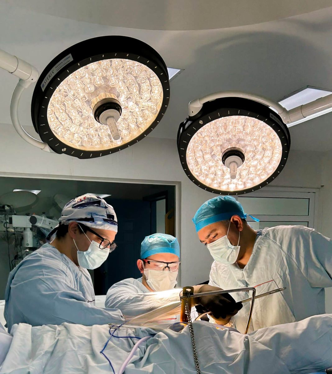 Dr. Víctor Ibarra en quirófano